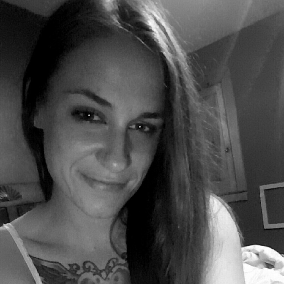 Profile Picture of Beth Frazier (@bethcfrazier) on Poshmark