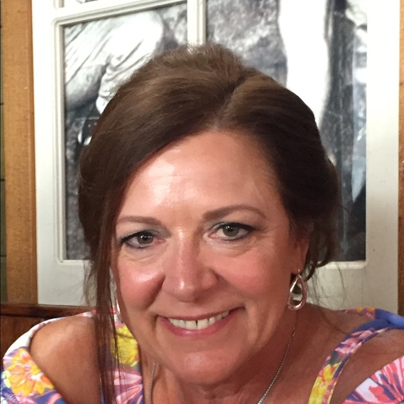 Profile Picture of Paula Fox (@foxwoman1) on Poshmark