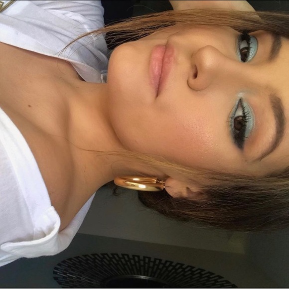 Profile Picture of Alivia Brissette (@alivia_xx) on Poshmark