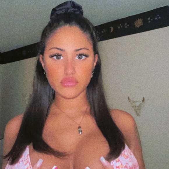 Profile Picture of Carli Spates (@caspates22) on Poshmark