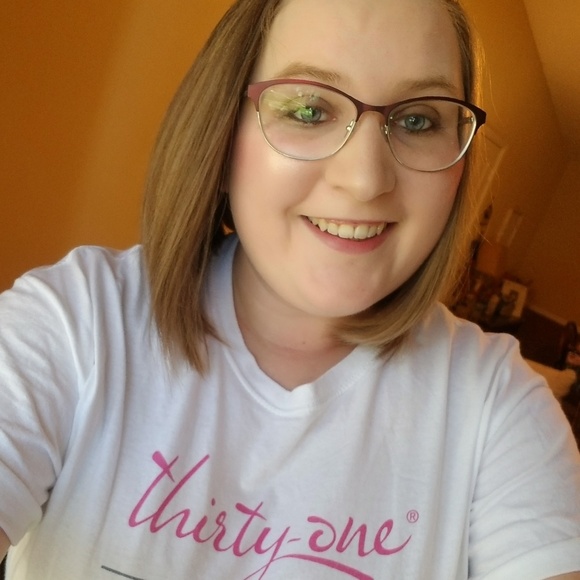 Rebekah Hinsch - Poshmark Profile Picture of Rebekah Hinsch (@rebekah_hinsch) on Poshmark