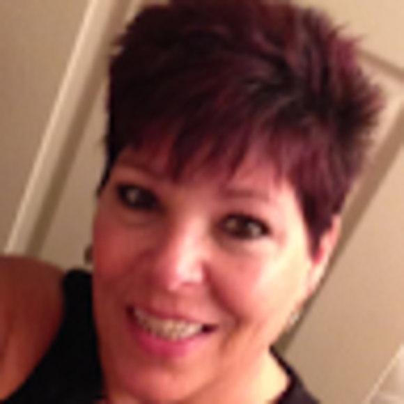 Profile Picture of Debi Ciufo (@debiciufo) on Poshmark