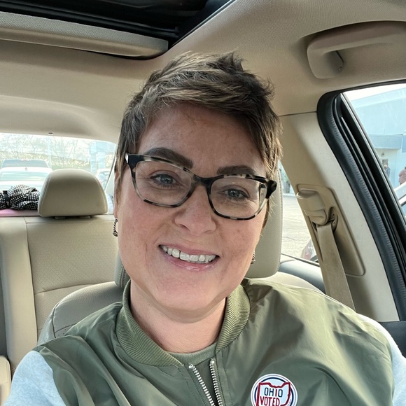 Profile Picture of Danielle Gantner-cooper (@dgantner) on Poshmark