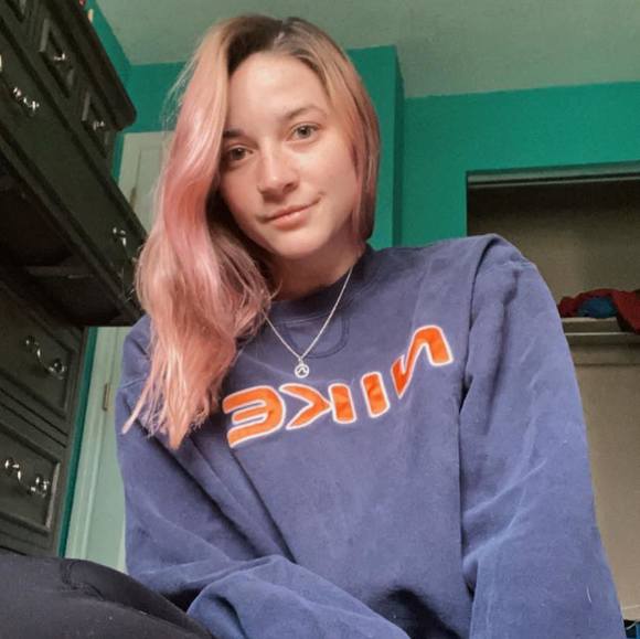 Profile Picture of Lauryn Knarr (@laurynk28) on Poshmark