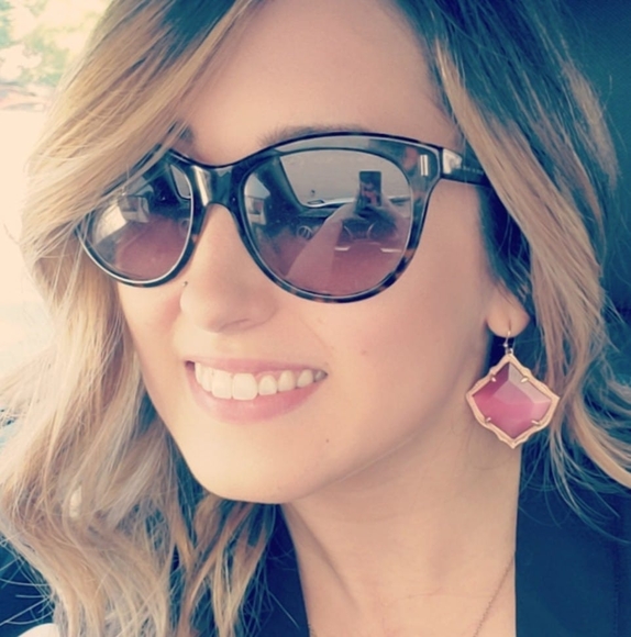 Profile Picture of Amanda Jeffords (@agbellow) on Poshmark