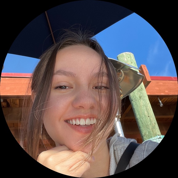 Profile Picture of Jada Mccovey (@jsienne) on Poshmark