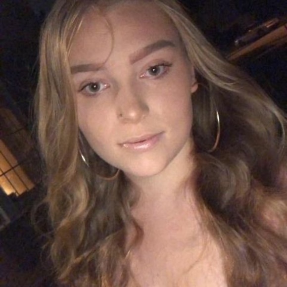 Profile Picture of Skylar Moore (@skylarmoore93) on Poshmark