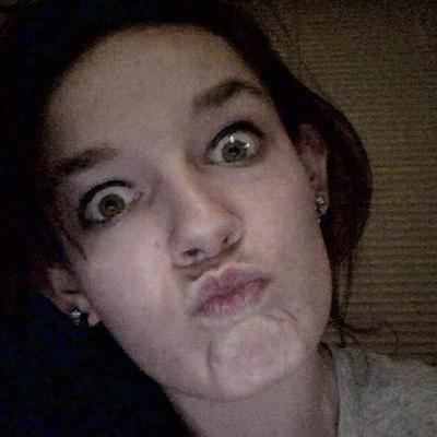 Profile Picture of Sylvia 🌙 🦇 (@sylviasmiley1) on Twitter