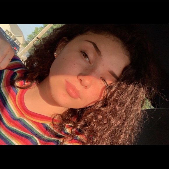 Profile Picture of Alicia Thuringer (@aliciat_) on Poshmark