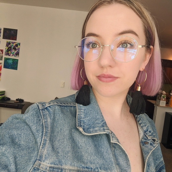 Profile Picture of Aurora Creasy (@dramaticpotato) on Poshmark
