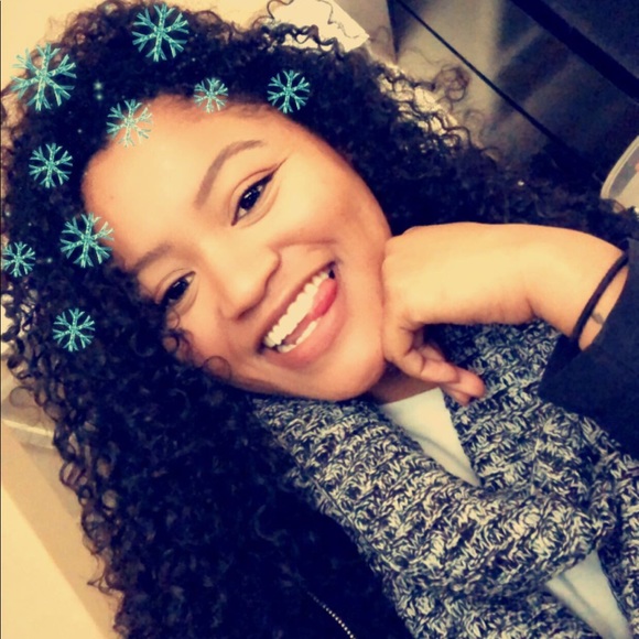 Profile Picture of Courtney Samuda (@frlsbeauty) on Poshmark