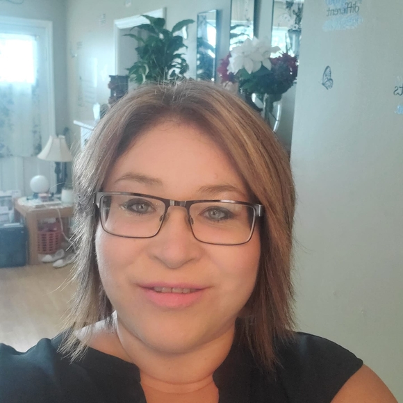 Profile Picture of Eunyce Crowe (@eunycecrowe) on Poshmark