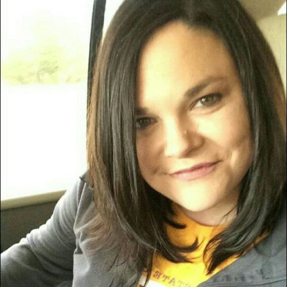 Profile Picture of Leanne Kijanski (@leannekijanski) on Poshmark