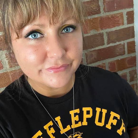 Profile Picture of Laura Kline (@lae514) on Poshmark