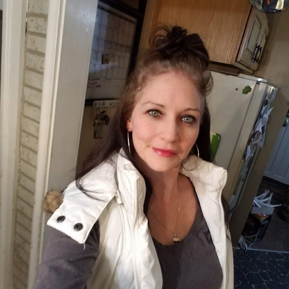 Profile Picture of Amy Murdock (@amylillie7979) on Poshmark