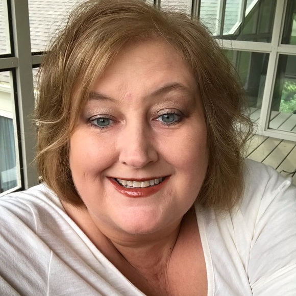 Profile Picture of Leah Barbarito (@lbarbarito) on Poshmark