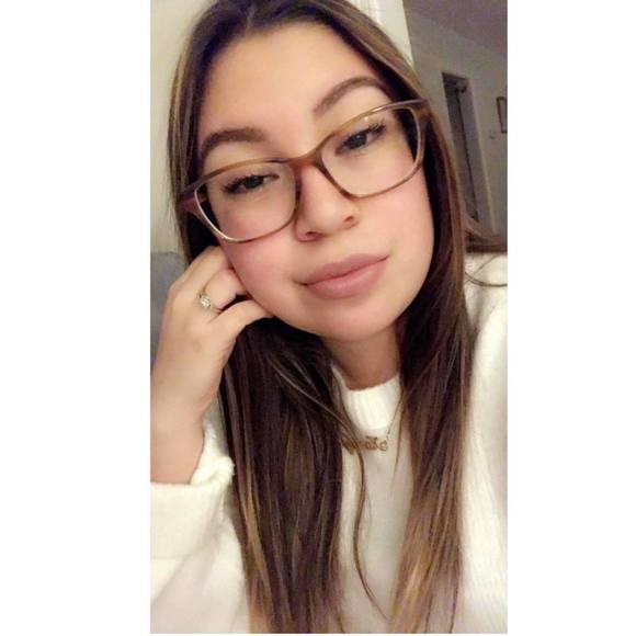 Profile Picture of Kandy Jimenez (@kandyysmilee) on Poshmark