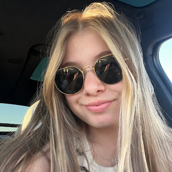 Profile Picture of Julie Gutsu (@juliegutsu) on Poshmark