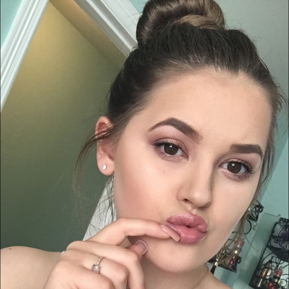 Profile Picture of Makenna Madinger (@mmadinger) on Poshmark