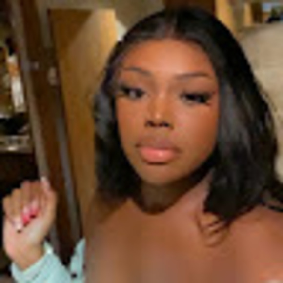 Profile Picture of Miriam Mayangi (@knixxed) on Poshmark