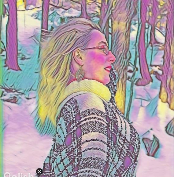 Profile Picture of Rhianna Miller-dimick (@rhiannadee) on Poshmark