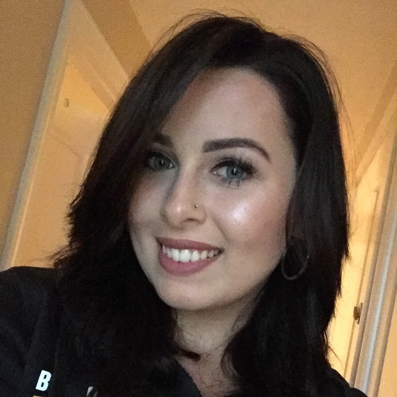 Profile Picture of Taylor Golding (@golding_taylor) on Poshmark