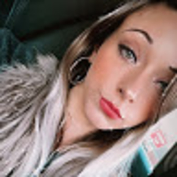 Profile Picture of Julihanna Latonis (@julihanna1) on Poshmark