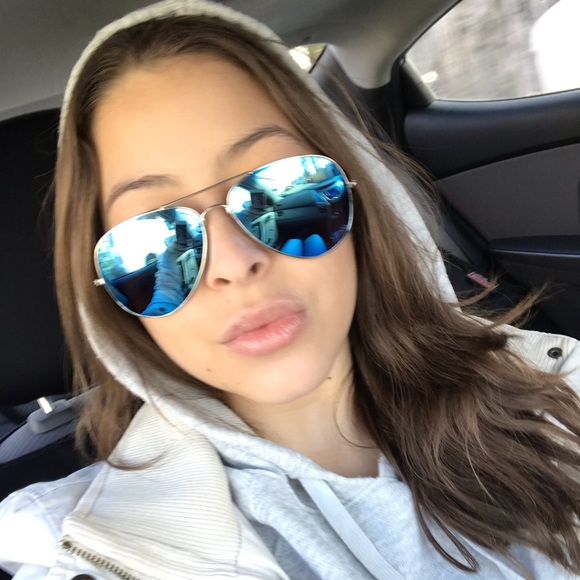 Profile Picture of Cristina Idrobo (@tina1657) on Poshmark