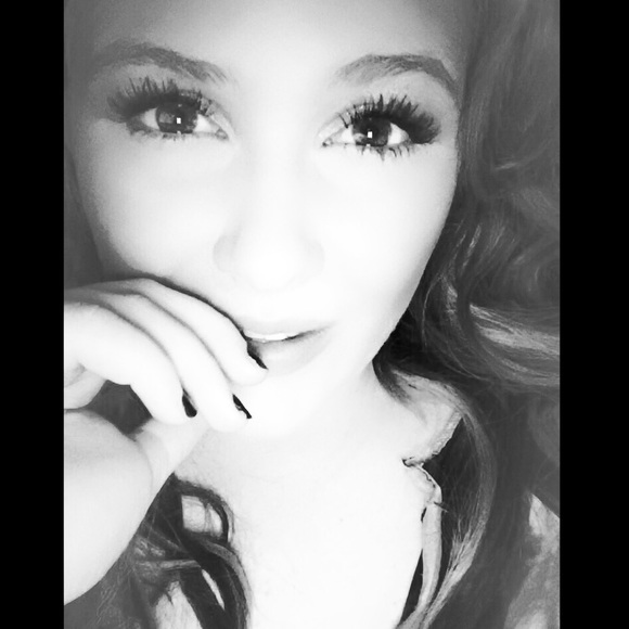 Profile Picture of Janalee Strickland (@janalily19) on Poshmark