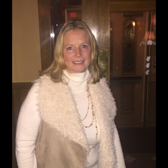 Profile Picture of Robin Mealey (@mealwoman) on Poshmark