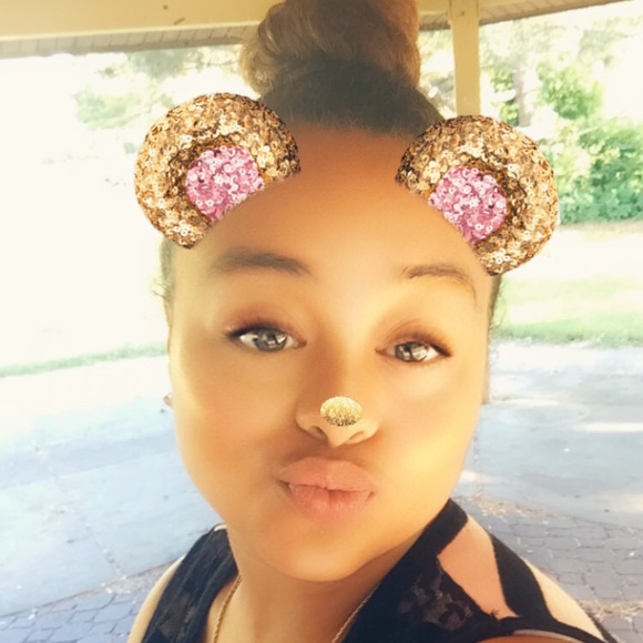 Profile Picture of Shanice Lee (@mrs_beautiful25) on Poshmark
