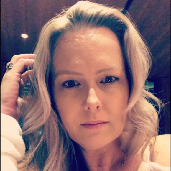 Profile Picture of Tami Sequira (@tsequira) on Poshmark