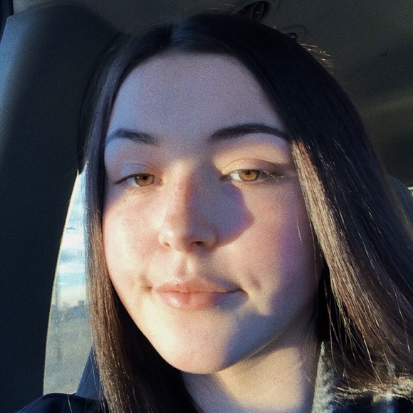 Profile Picture of Taylor Alvarez (@alvareztaylor) on Poshmark