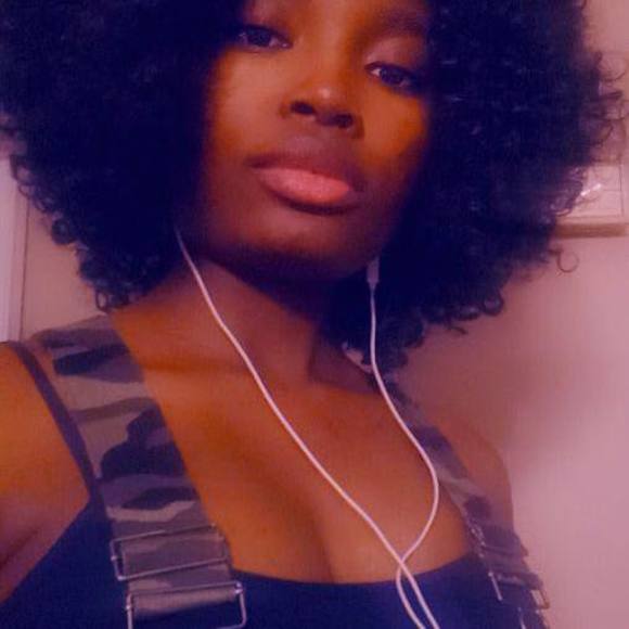 Profile Picture of Merveille Kinkela (@mkinkela) on Poshmark