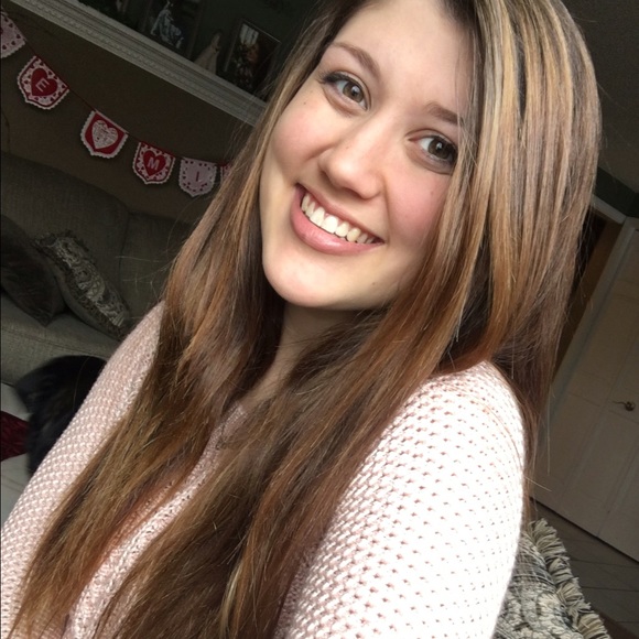 Profile Picture of Kiarah Schlatter (@kiarahashlyn23) on Poshmark