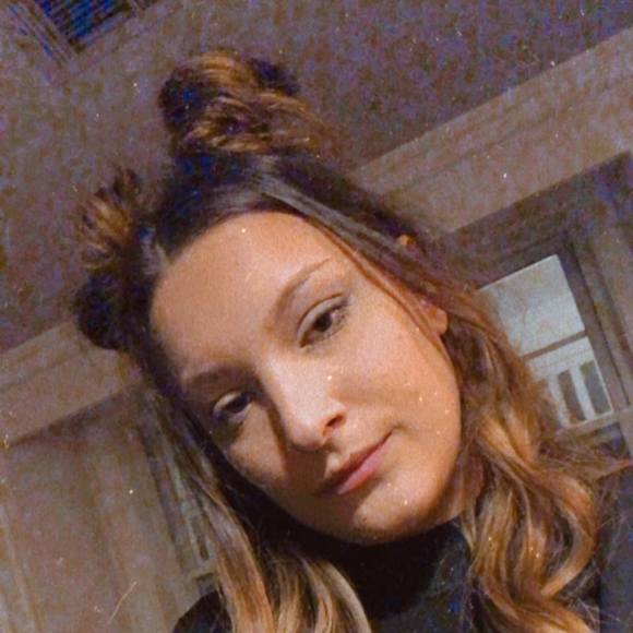 Profile Picture of Anjelica Petakos (@apetakos) on Poshmark