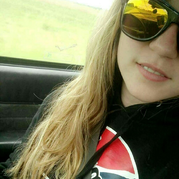 Profile Picture of Haille Piechowski (@snugglebunny48) on Poshmark