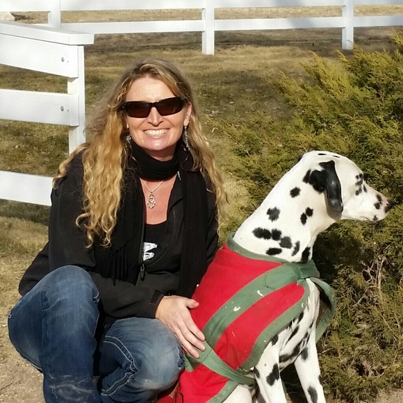 Profile Picture of Lisa Lansbery (@llansbery) on Poshmark