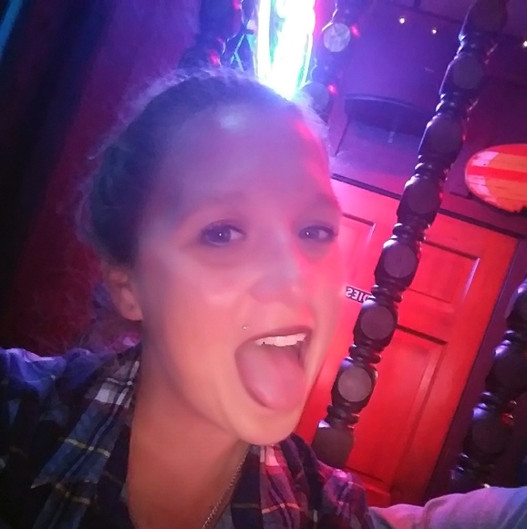 Profile Picture of Rachel Engelhardt (@rachelmarlene03) on Poshmark
