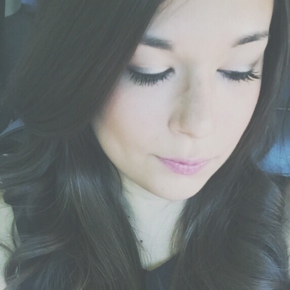 Profile Picture of Dianna Toader (@dmihulet) on Poshmark