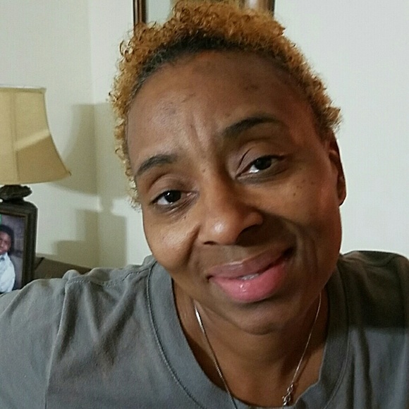 Profile Picture of Verna Beamon (@mrsv_52) on Poshmark