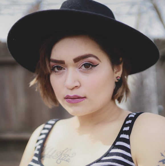 Profile Picture of Rebekah shiree Markeson (@geminiijune) on Poshmark