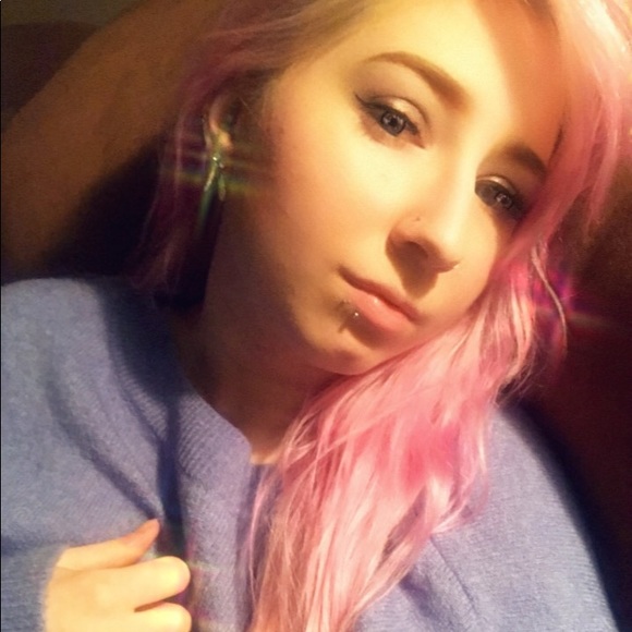 Hannah Burkhardt - Poshmark Profile Picture of Hannah Burkhardt (@hellahanners) on Poshmark