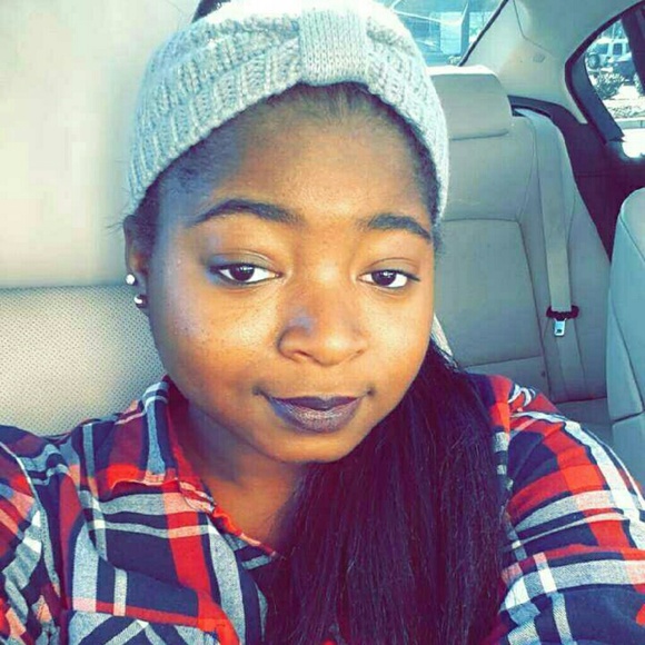 Profile Picture of Allyiah Varnum (@leahv97) on Poshmark