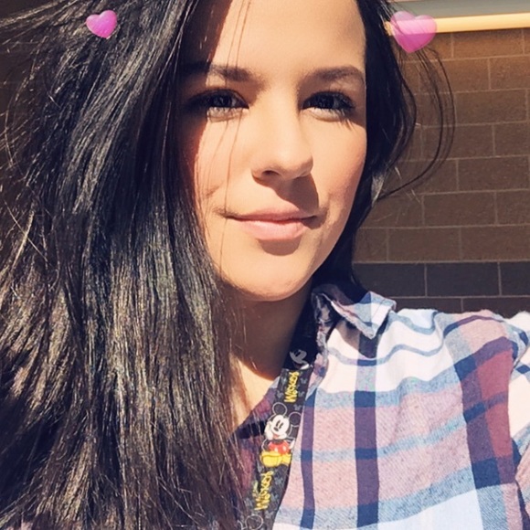 Profile Picture of Lori Zamora (@lori_zeme) on Poshmark