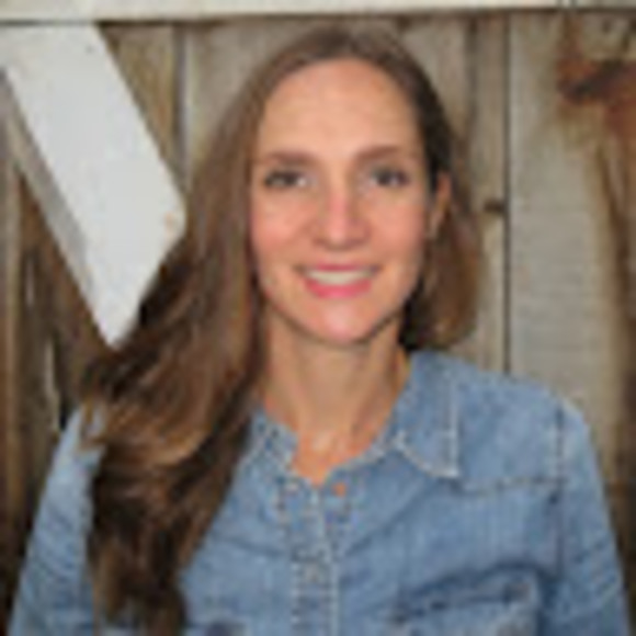 Profile Picture of Lisa Pfeiffer (@pfeifferlr) on Poshmark