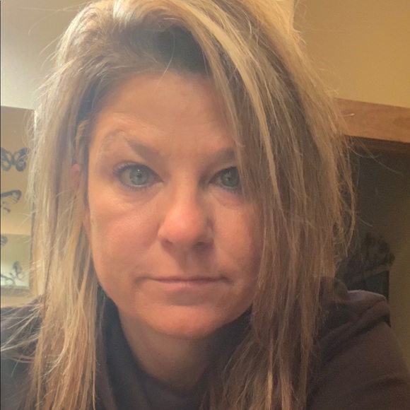 Profile Picture of Hollie Sharkey (@holliesharkey) on Poshmark