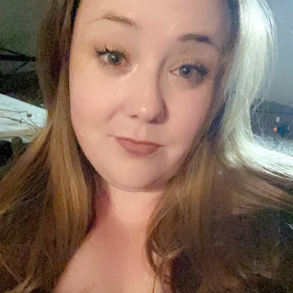 Profile Picture of Veronica Schneider (@veronicas87) on Poshmark