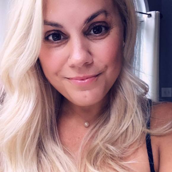 Profile Picture of Stacie Scott (@beachbabe695) on Poshmark