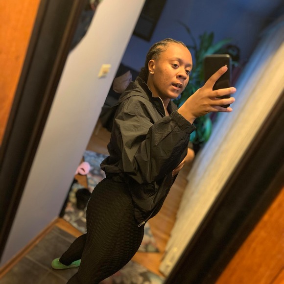 Profile Picture of Meana Beana (@meanabeanaaa) on Poshmark